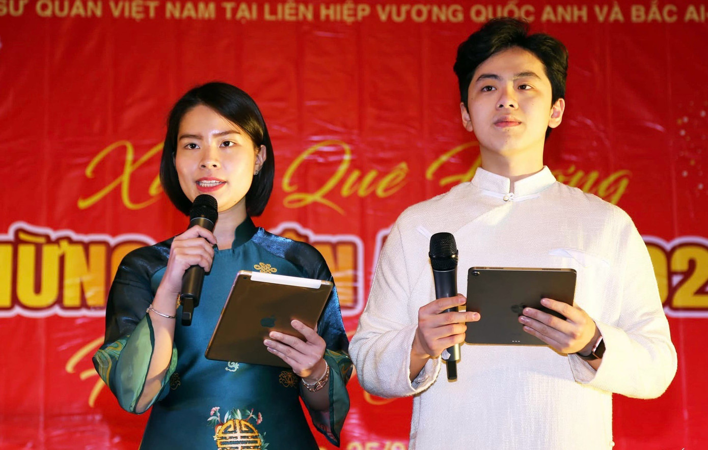 Thành Hưng đảm nhận vai trò MC trong sự kiện “Xuân Quê Hương - Mừng Xuân Ất Tỵ 2025”, một chương trình ý nghĩa của cộng đồng người Việt tại Anh.