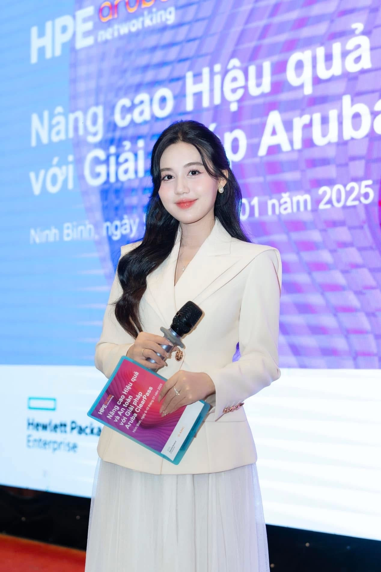 Hồng Hạnh chuyên nghiệp trong vai trò MC Hội thảo.