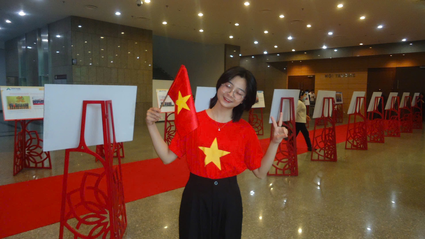 Huệ Anh tại Hội thảo Khoa học Quốc tế tổ chức tại Bộ Ngoại giao. Huệ Anh tại Hội thảo Khoa học Quốc tế tổ chức tại Bộ Ngoại giao.