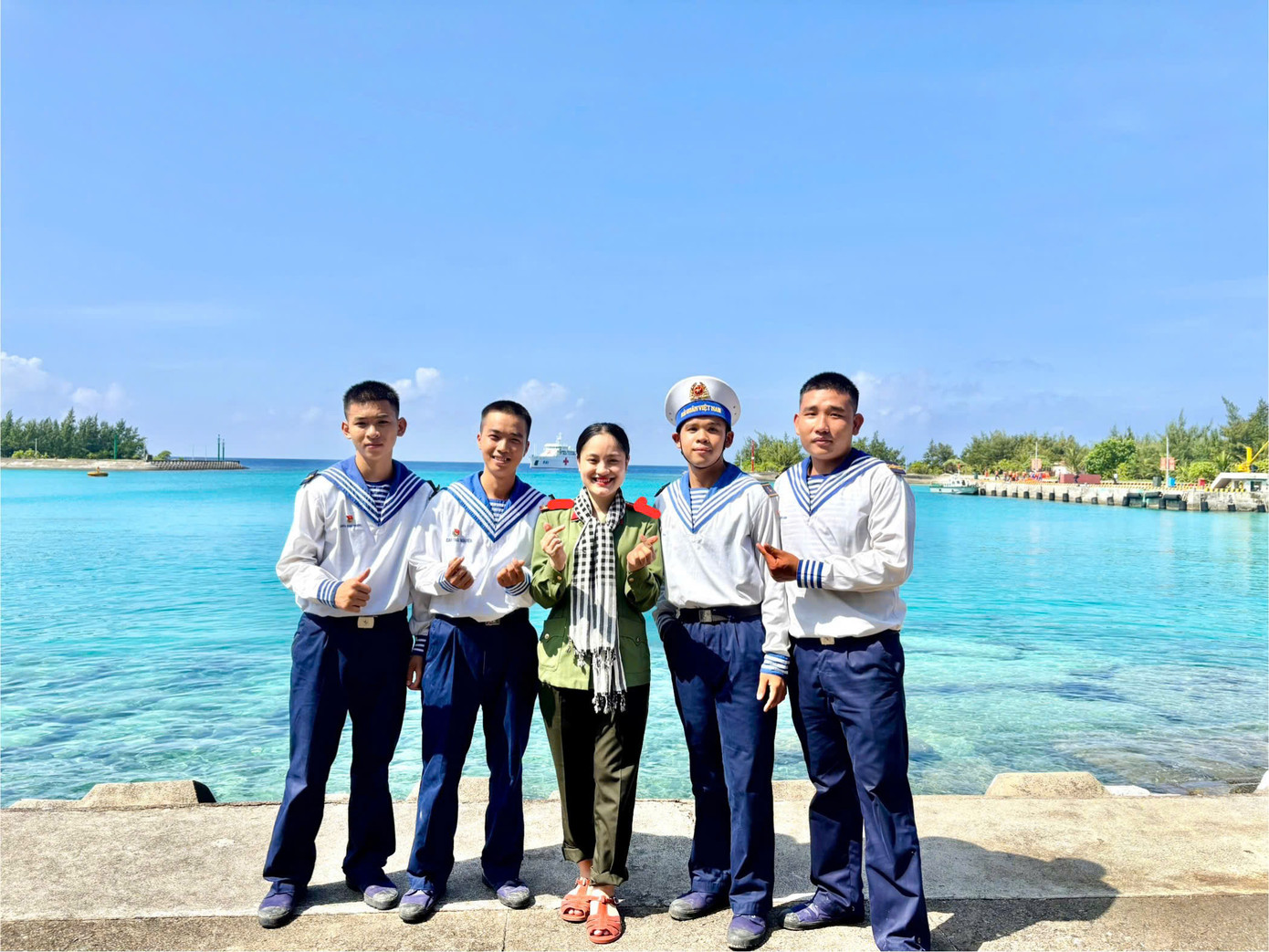 Ca sĩ Thu Lương chụp hình cùng những người lính trẻ trên đảo. Ca sĩ Thu Lương chụp hình cùng những người lính trẻ trên đảo.