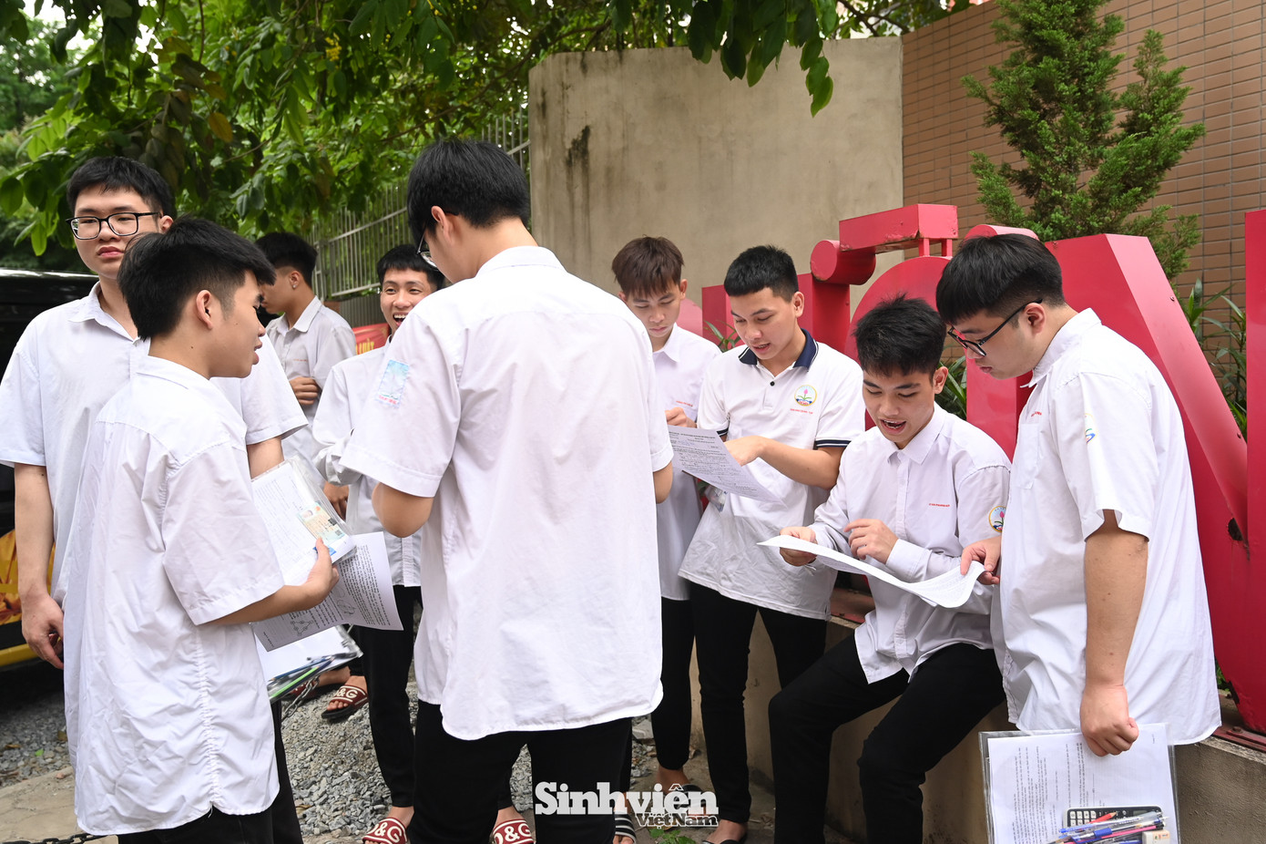 Tại điểm thi Trường THPT Mỹ Đình, các sĩ tử chưa vội về mà ở lại trao đổi bài. "Em thấy đây là một đề thi phân hoá rất cao. Đặc biệt là 2 câu trả lời ngắn ở phần 3 sẽ quyết định điểm 9, 10", Phúc Nguyên (học sinh trường THPT Mỹ Đình) chia sẻ. "Nhiều bạn trong phòng em phải bỏ trống mấy câu cuối vì không đủ thời gian để đọc hiểu và tư duy". Một số thí sinh tại điểm thi THPT Mỹ Đình còn cho rằng, độ khó của đề thi năm nay có thể được xếp vào hàng "lịch sử" của các kỳ thi tốt nghiệp. Việc không thể "khoanh bừa" ở các câu hỏi khó như dạng thức trắc nghiệm hoàn toàn của các năm trước khiến các sĩ tử mất đi cơ hội "ăn may" điểm số.