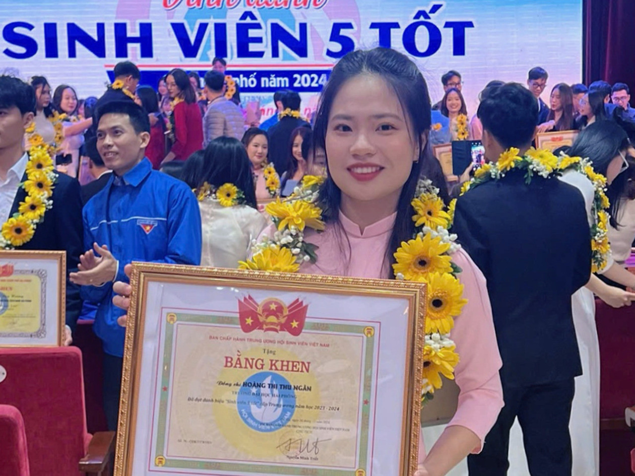Hoàng Ngân tại lễ vinh danh “Sinh viên 5 tốt” các cấp do Thành đoàn - Hội Sinh viên Việt Nam thành phố Hải Phòng tổ chức tháng 1/2025.
