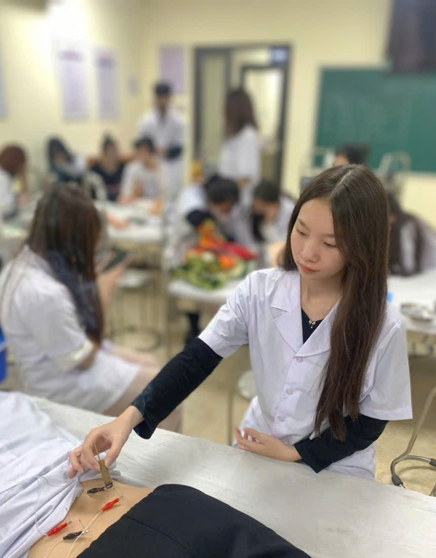 Sau 6 tháng gia nhập Đội và được đào tạo bài bản về kỹ năng sơ cứu, Mai Anh đã nâng cao khả năng chuyên môn, ứng biến tình huống và làm việc nhóm. Sau 6 tháng gia nhập Đội và được đào tạo bài bản về kỹ năng sơ cứu, Mai Anh đã nâng cao khả năng chuyên môn, ứng biến tình huống và làm việc nhóm.