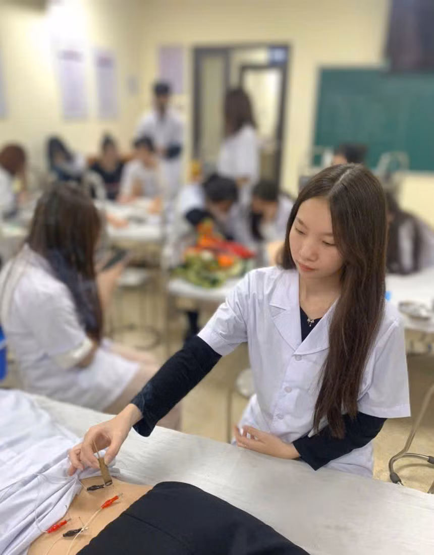 Sau 6 tháng gia nhập Đội và được đào tạo bài bản về kỹ năng sơ cứu, Mai Anh đã nâng cao khả năng chuyên môn, ứng biến tình huống và làm việc nhóm.