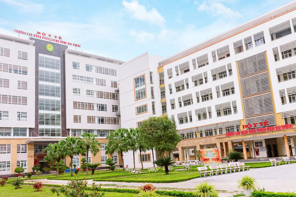 Tổng thể khu Giảng đường lý thuyết và thực hành của trường. Tổng thể khu Giảng đường lý thuyết và thực hành của trường.