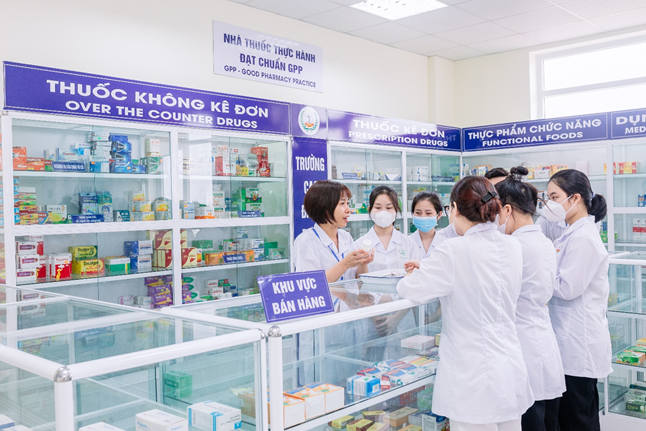 Sinh viên học thực hành tại Bộ môn Quản lý và Kinh tế Dược. Sinh viên học thực hành tại Bộ môn Quản lý và Kinh tế Dược.