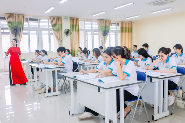 Sinh viên nhà trường trong giờ học lý thuyết. Sinh viên nhà trường trong giờ học lý thuyết.