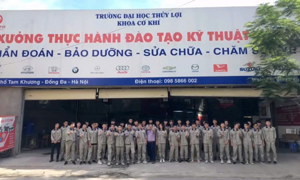 Cơ sở vật chất ngành Kỹ thuật ô tô – Trường Đại học Thủy lợi với đầy đủ trang thiết bị, mô hình đào tạo thực tế. Cơ sở vật chất ngành Kỹ thuật ô tô – Trường Đại học Thủy lợi với đầy đủ trang thiết bị, mô hình đào tạo thực tế.
