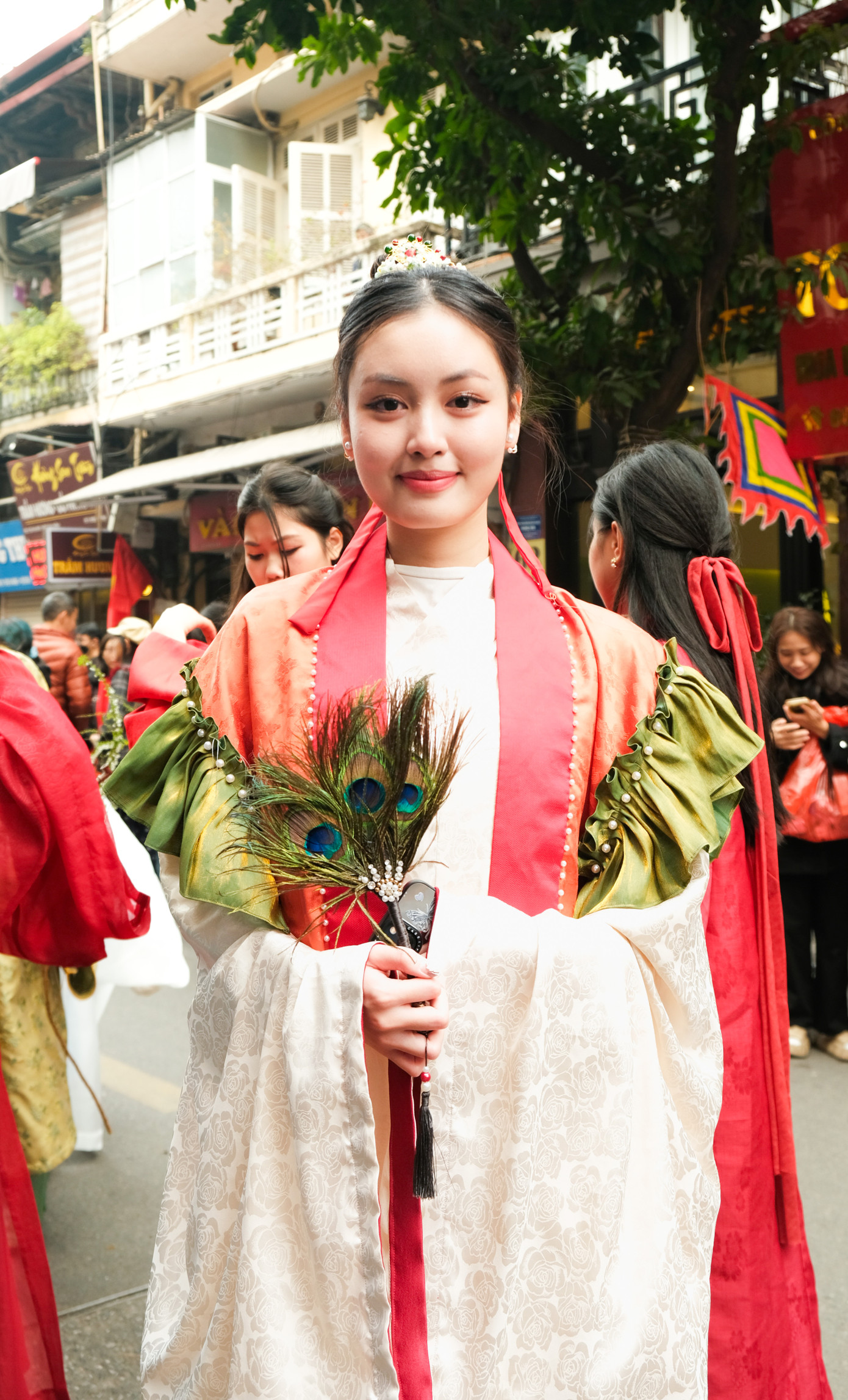 Lương Huyền Trang rạng rỡ trong trang phục của giai nhân thời xưa.