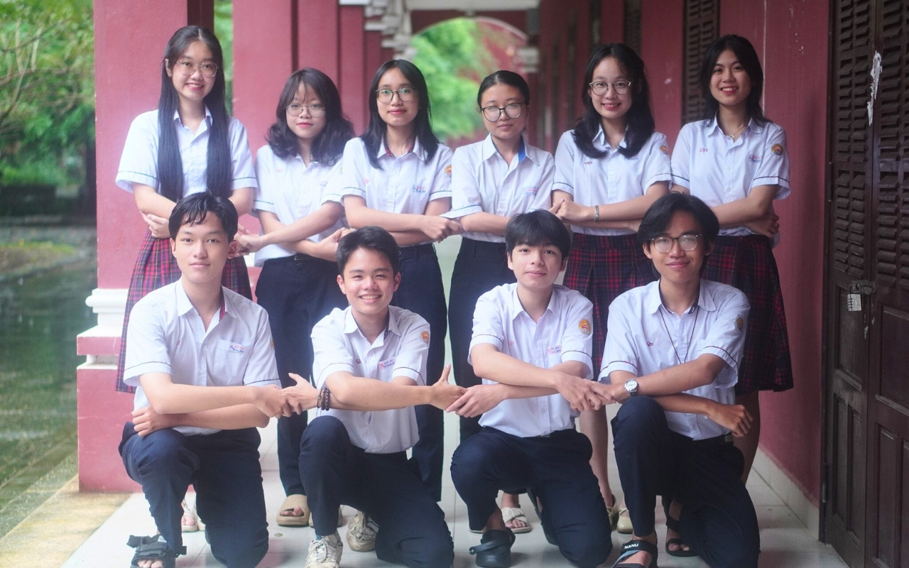 Hoài Phương (hàng sau, thứ 2 từ phải sang) và các bạn đội tuyển thi học sinh giỏi quốc gia năm học 2024 - 2025 của tỉnh Thừa Thiên - Huế. Hoài Phương (hàng sau, thứ 2 từ phải sang) và các bạn đội tuyển thi học sinh giỏi quốc gia năm học 2024 - 2025 của tỉnh Thừa Thiên - Huế.