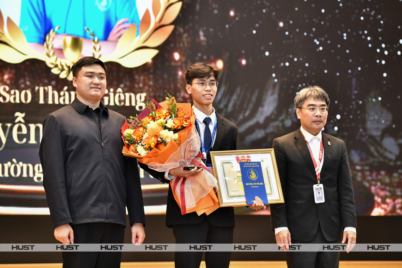 Đồng chí Nguyễn Tuấn Hùng đã xuất sắc ghi tên mình vào danh sách Sao Tháng Giêng 2024 – danh hiệu cao quý nhất dành cho cán bộ Hội Sinh viên toàn quốc. Đồng chí Nguyễn Tuấn Hùng đã xuất sắc ghi tên mình vào danh sách Sao Tháng Giêng 2024 – danh hiệu cao quý nhất dành cho cán bộ Hội Sinh viên toàn quốc.