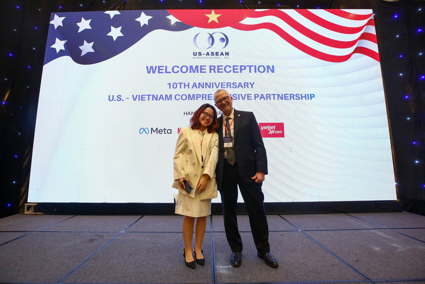 Châu Anh chụp cùng Ngài Michael W. Michalak - Phó Chủ tịch cấp cao kiêm Giám đốc điều hành Khu vực, cựu Đại sứ Mỹ tại Việt Nam nhiệm kỳ 2007-2011. Châu Anh chụp cùng Ngài Michael W. Michalak - Phó Chủ tịch cấp cao kiêm Giám đốc điều hành Khu vực, cựu Đại sứ Mỹ tại Việt Nam nhiệm kỳ 2007-2011.