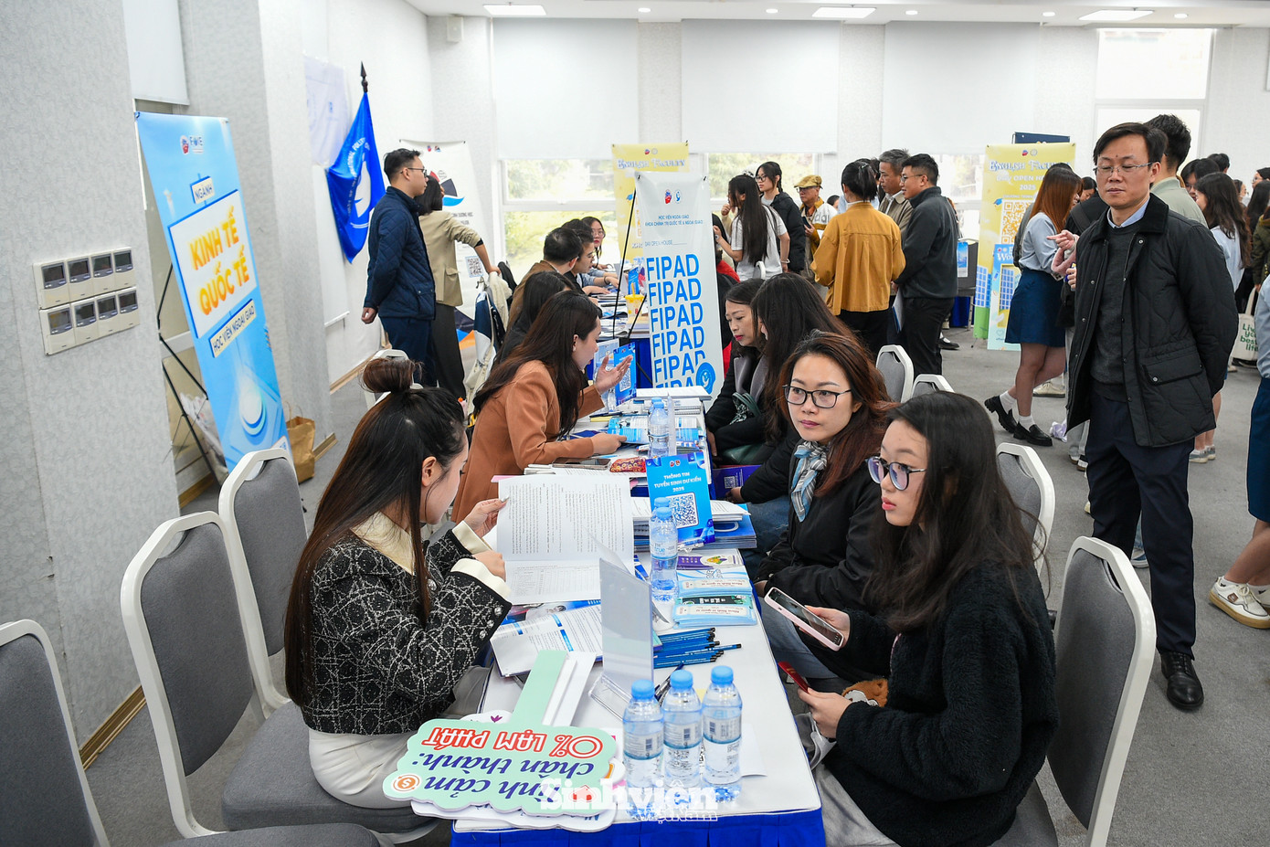 Học viện Ngoại giao bố trí hai phòng tư vấn chuyên biệt, với đội ngũ cán bộ, giảng viên và sinh viên giàu kinh nghiệm, sẵn sàng giải đáp mọi thắc mắc và cung cấp thông tin tuyển sinh chính xác nhất.