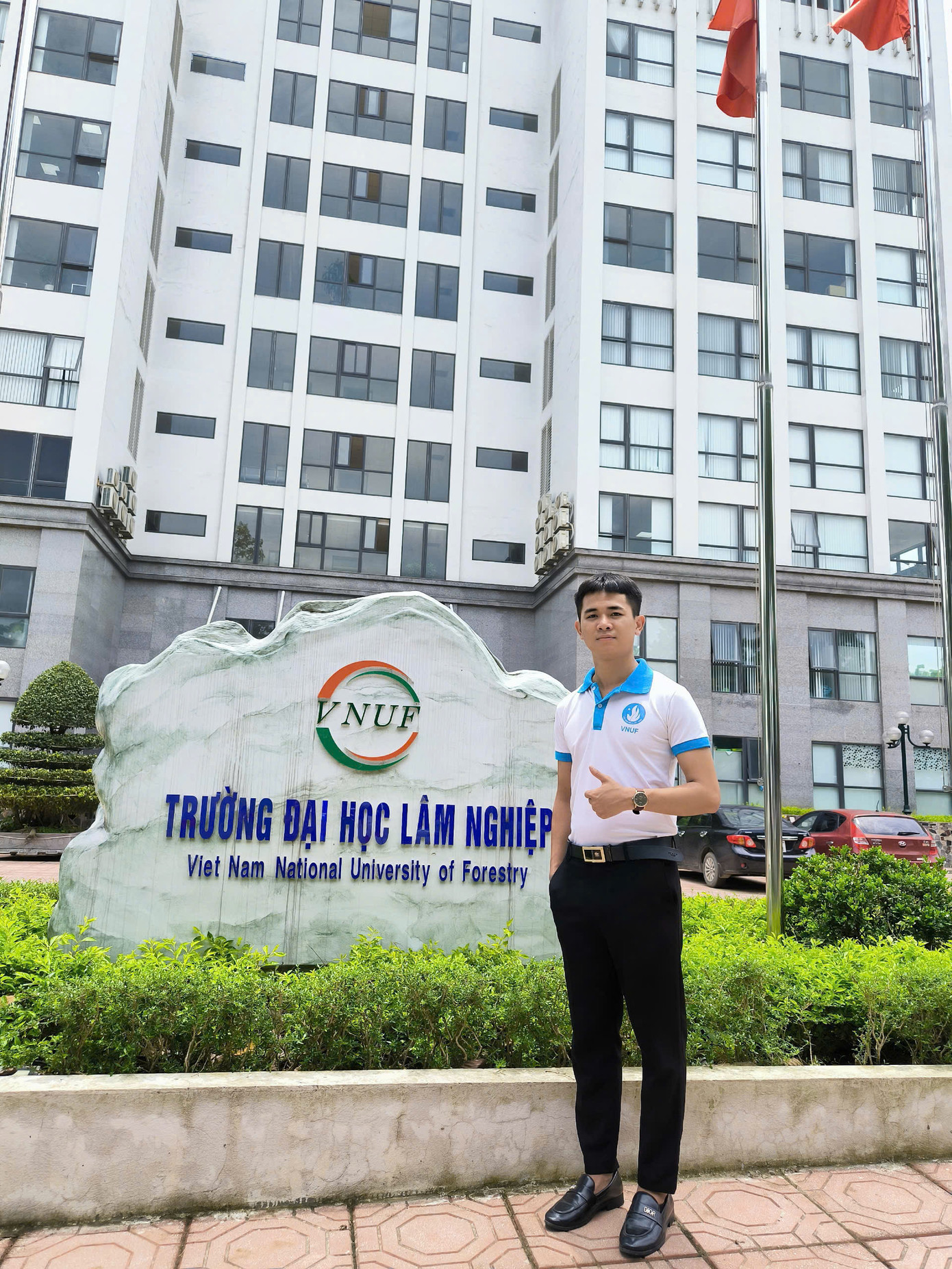 Nguyễn Văn Cường là sinh viên năm cuối ngành Kỹ thuật xây dựng Trường Đại học Lâm Nghiệp Việt Nam. Nguyễn Văn Cường là sinh viên năm cuối ngành Kỹ thuật xây dựng Trường Đại học Lâm Nghiệp Việt Nam.