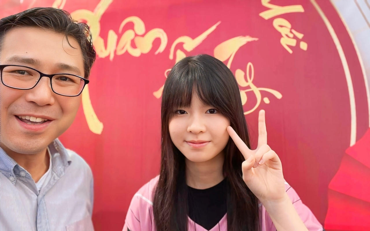 Tổng Lãnh sự Nhật Bản tại Đà Nẵng, ông Mori Takero, chụp ảnh selfie cùng Sally tại Ngày hội Văn hoá dân gian - Tinh hoa đất Việt tổ chức tại trường THPT chuyên Lê Quý Đôn hồi tháng 1/2025. Tổng Lãnh sự Nhật Bản tại Đà Nẵng, ông Mori Takero, chụp ảnh selfie cùng Sally tại Ngày hội Văn hoá dân gian - Tinh hoa đất Việt tổ chức tại trường THPT chuyên Lê Quý Đôn hồi tháng 1/2025.