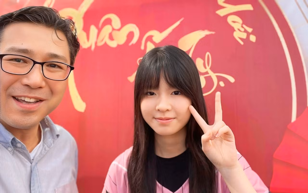 Tổng Lãnh sự Nhật Bản tại Đà Nẵng, ông Mori Takero, chụp ảnh selfie cùng Sally tại Ngày hội Văn hoá dân gian - Tinh hoa đất Việt tổ chức tại trường THPT chuyên Lê Quý Đôn hồi tháng 1/2025. Tổng Lãnh sự Nhật Bản tại Đà Nẵng, ông Mori Takero, chụp ảnh selfie cùng Sally tại Ngày hội Văn hoá dân gian - Tinh hoa đất Việt tổ chức tại trường THPT chuyên Lê Quý Đôn hồi tháng 1/2025.