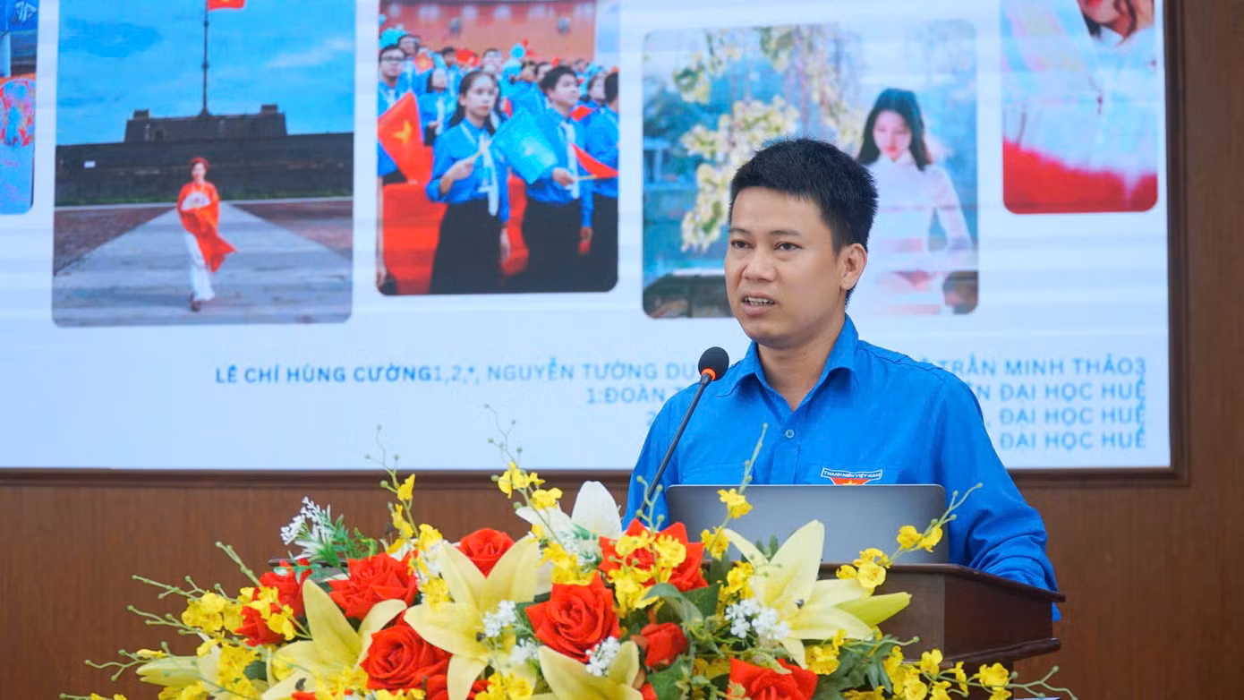 Anh Lê Chí Hùng Cường - Chủ tịch Hội Sinh viên Đại học Huế trình bày tham luận “Từ di sản đến tương lai: Sinh viên Gen Z và hành trình định hình hình mẫu thanh niên Huế”.
