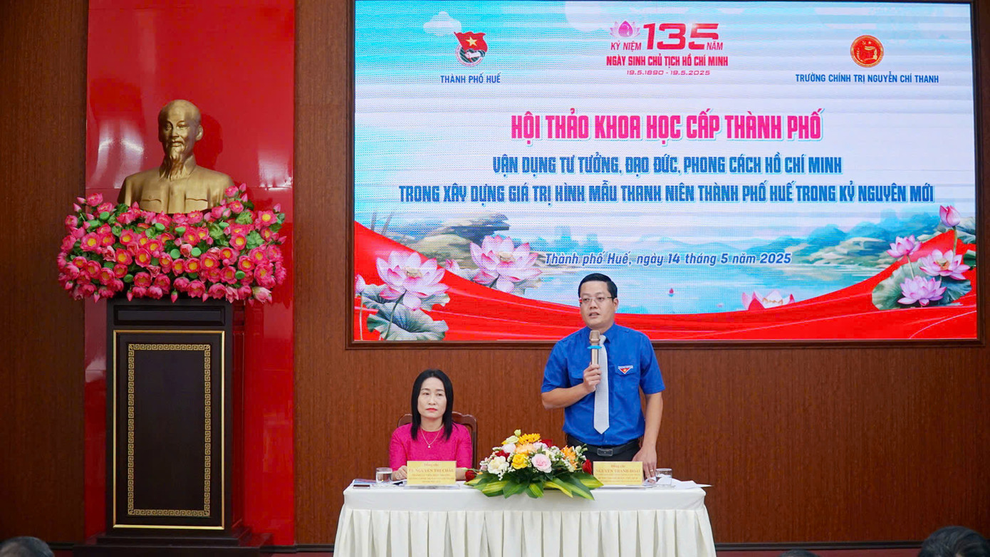 Bà Nguyễn Thị Châu - Thành ủy viên, Hiệu trưởng Trường Chính trị Nguyễn Chí Thanh và anh Nguyễn Thanh Hoài - UVBCH Trung ương Đoàn, Bí thư Thành đoàn Huế, Chủ tịch Hội LHTN Việt Nam thành phố đồng chủ trì Hội thảo.