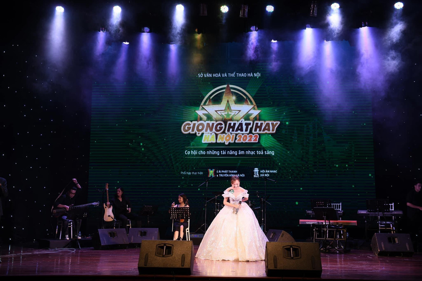 Khoảnh khắc lần đầu tiên đứng trên sân khấu lớn - nơi cô được cọ xát với các anh chị đi trước và học hỏi từ họ là kỷ niệm 10X luôn khắc ghi để trân trọng. Khoảnh khắc lần đầu tiên đứng trên sân khấu lớn - nơi cô được cọ xát với các anh chị đi trước và học hỏi từ họ là kỷ niệm 10X luôn khắc ghi để trân trọng.