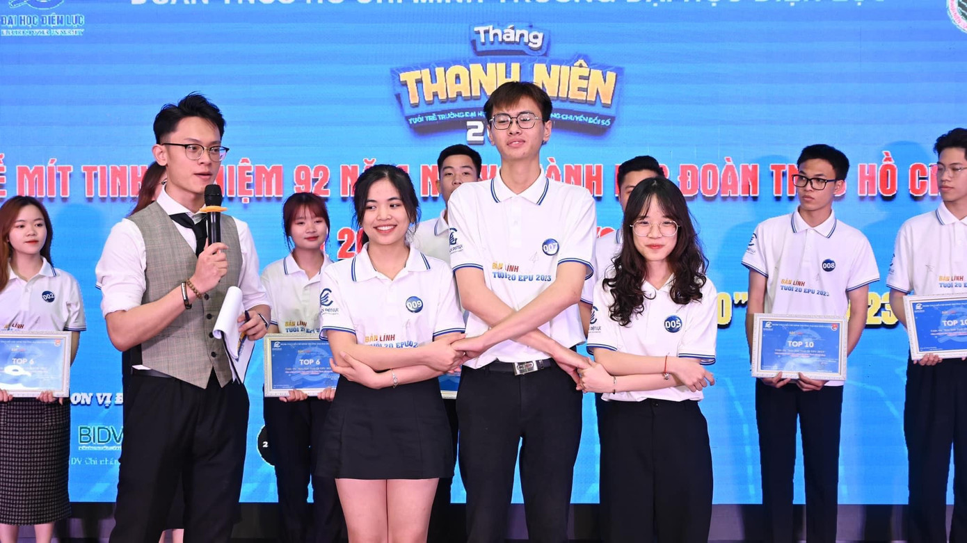 Khắc Dương đảm nhận vai trò MC tại chung kết cuộc thi Bản lĩnh tuổi 20 sinh viên EPU 2023. Khắc Dương đảm nhận vai trò MC tại chung kết cuộc thi Bản lĩnh tuổi 20 sinh viên EPU 2023.