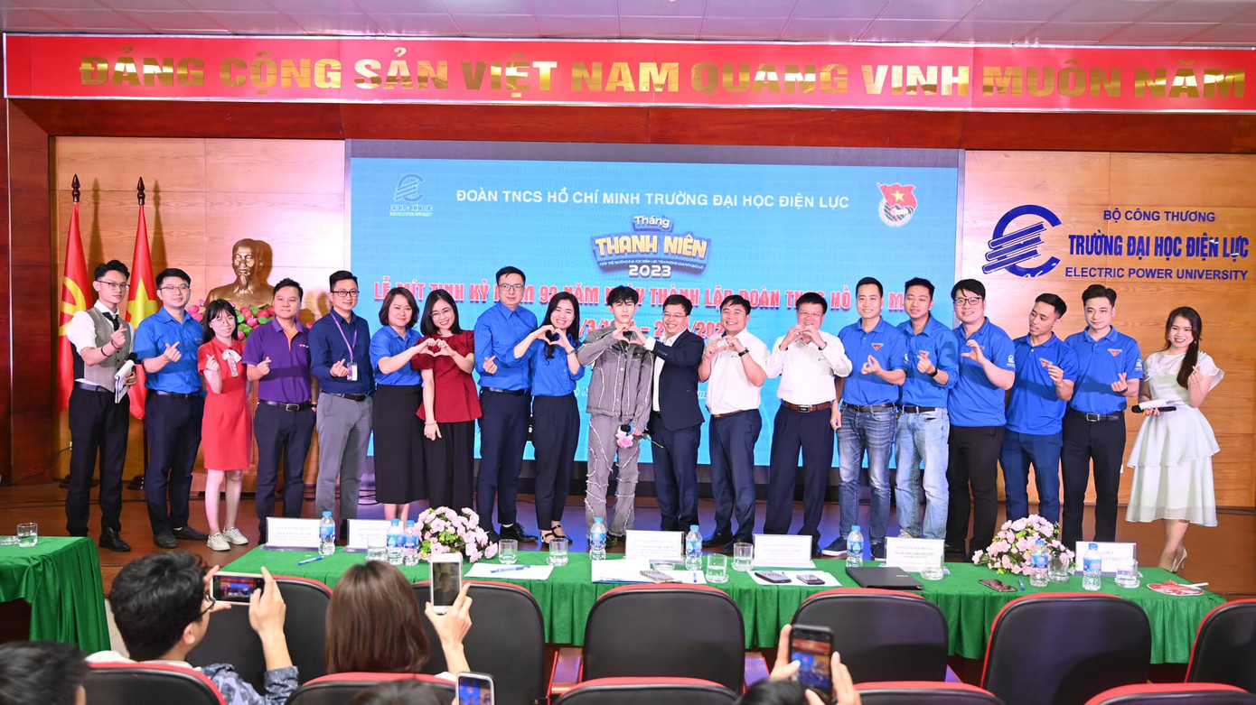 Khắc Dương đảm nhận vai trò MC tại chung kết cuộc thi Bản lĩnh tuổi 20 sinh viên EPU 2023. Khắc Dương đảm nhận vai trò MC tại chung kết cuộc thi Bản lĩnh tuổi 20 sinh viên EPU 2023.