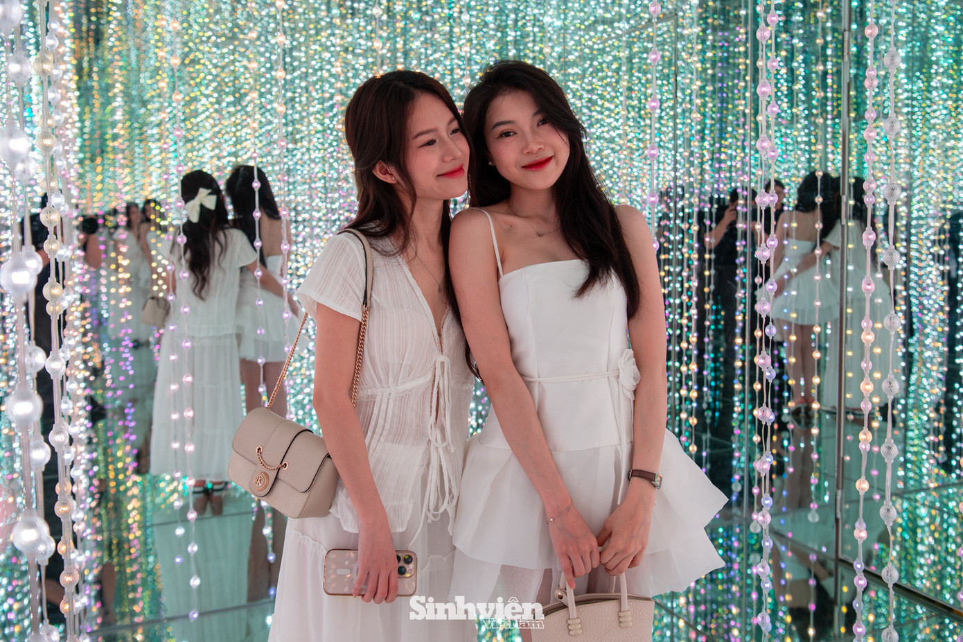 Sau thời gian chụp ảnh và trải nghiệm triển lãm, bạn Vương Đào (quận Cầu Giấy) đánh giá đây là một trải nghệm thú vị. "Mỗi phòng cho mình một trải nghiệm và ấn tượng khác nhau nên mình thấy phòng nào cũng đẹp. Mình ấn tượng nhất là với phòng có dây đèn thả treo, rất nhiều đèn và ánh sáng rất đẹp." - Vương Đào chia sẻ.