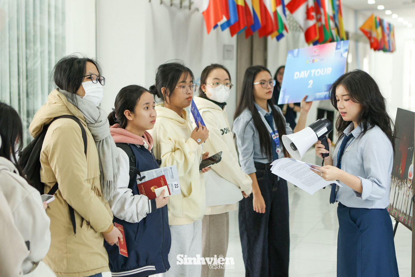 Các bạn học sinh được trực tiếp đi tham quan môi trường học tập, cơ sở vật chất của nhà trường, từ đó có được cái nhìn chi tiết về ngôi trường tương lai của mình.