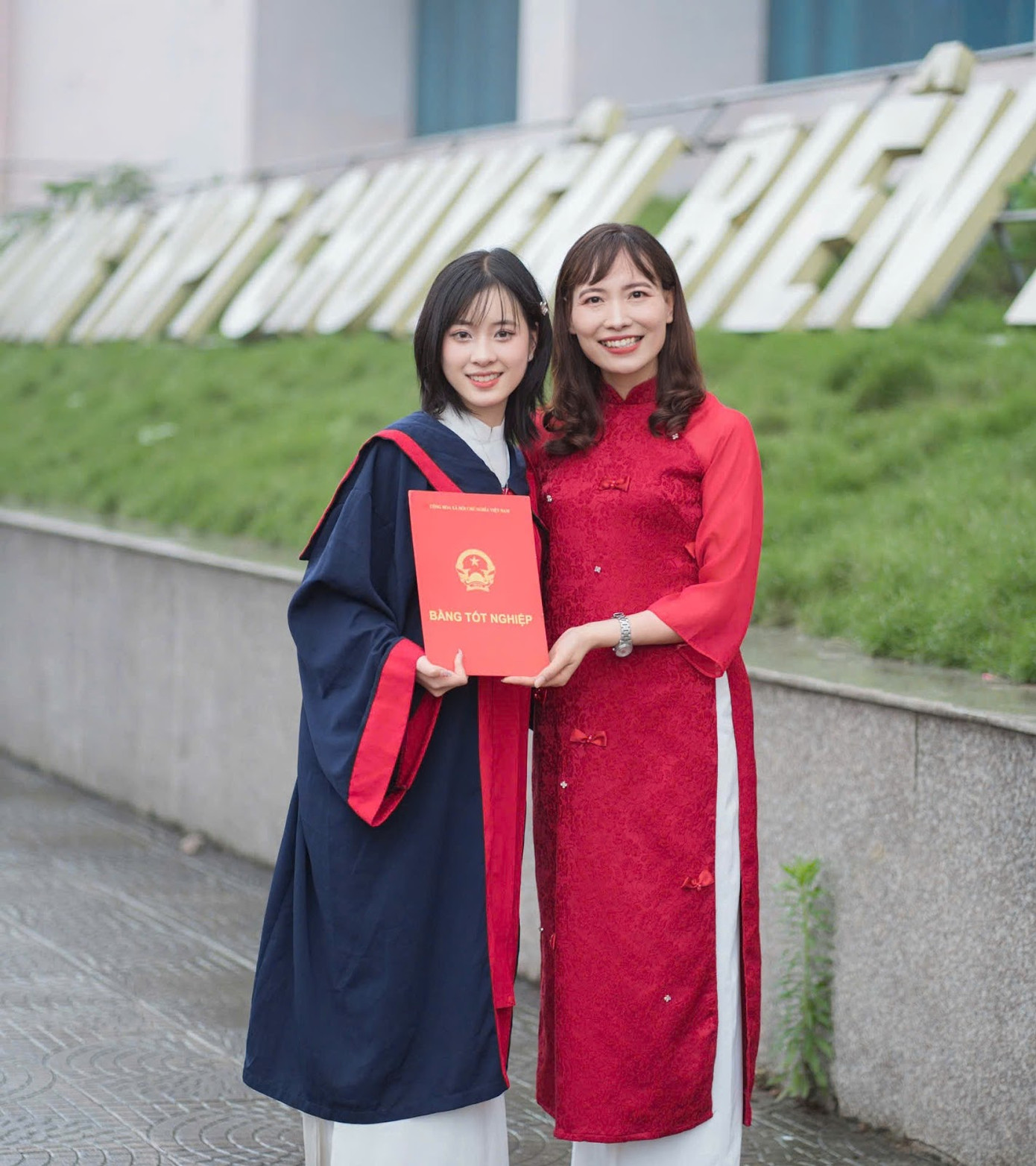 Quỳnh Trang và cô giáo chủ nhiệm cấp ba.