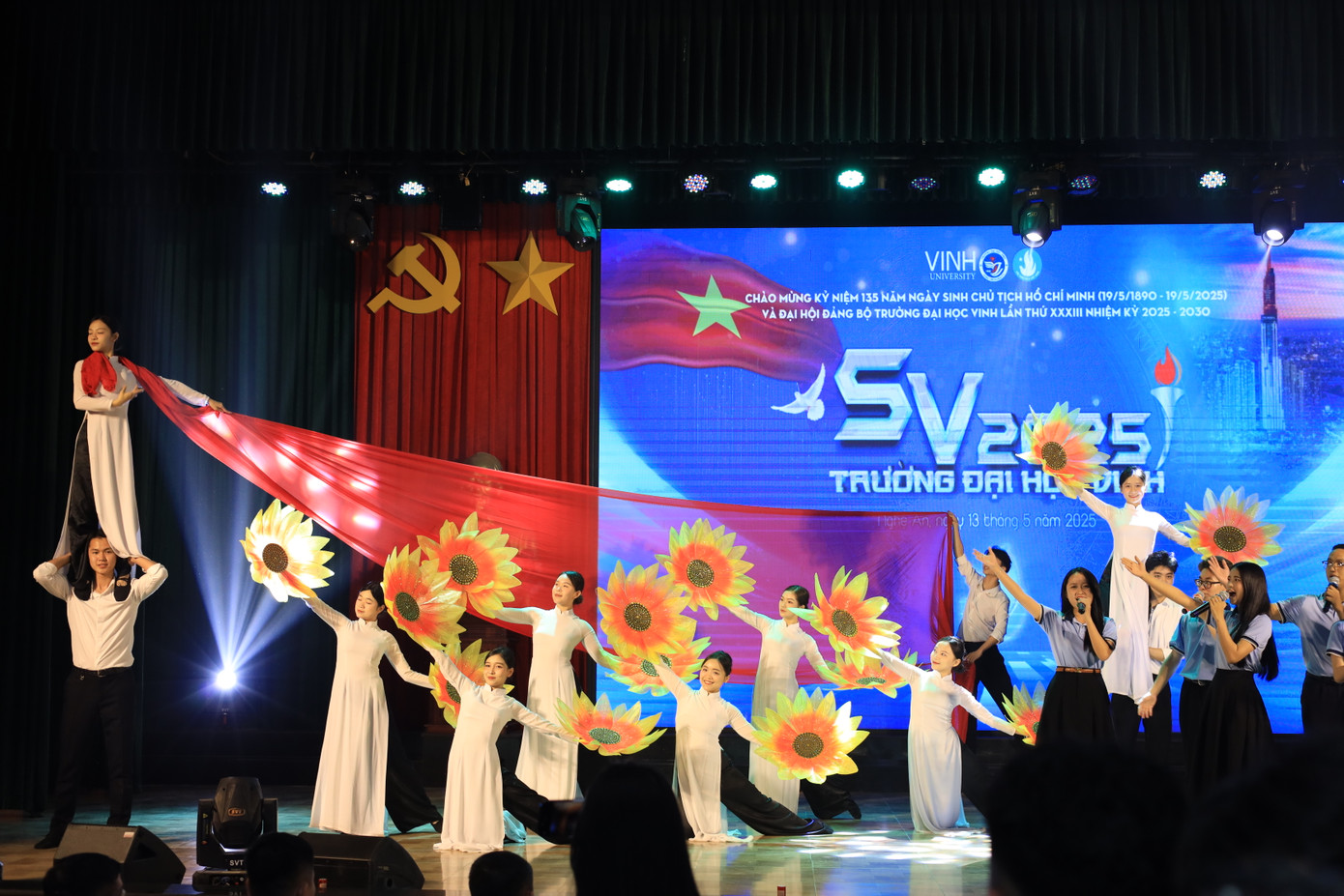 Sinh viên Trường Sư phạm khẳng định vai trò của ngành giáo dục trong kỷ nguyên hội nhập.