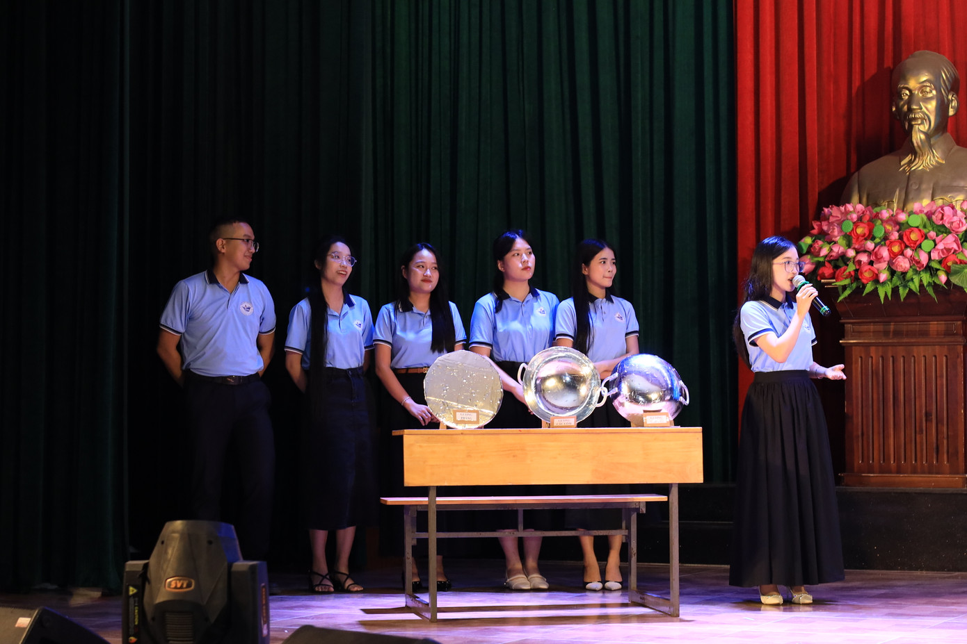 Phần thi “Sinh viên Thông thái” – Trường Sư phạm thể hiện bản lĩnh và sự hiểu biết sâu sắc.