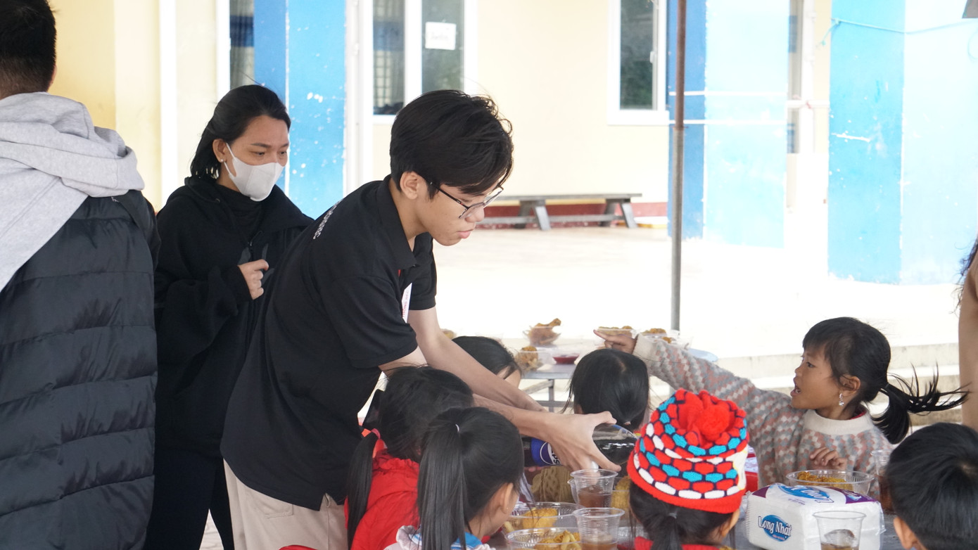 Trí Dũng trong hoạt động thiện nguyện “Thắp sáng vùng cao”.