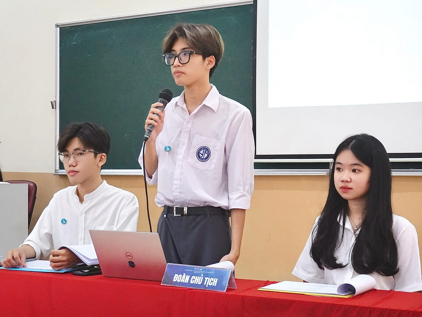 Trí Dũng là một thành viên vô cùng năng nổ trong các hoạt động của Đoàn - Hội tại USSH (bên trái).