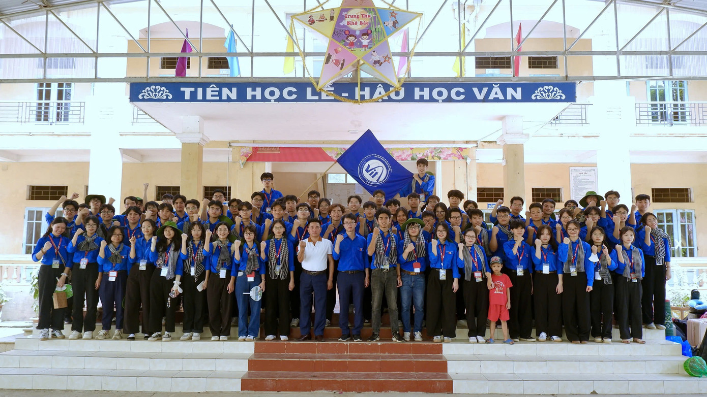 Minh Dương cùng Đội Sinh viên Tình nguyện Trường CNTT&TT tham gia chiến dịch Mùa hè xanh 2024 tại Tuyên Quang.