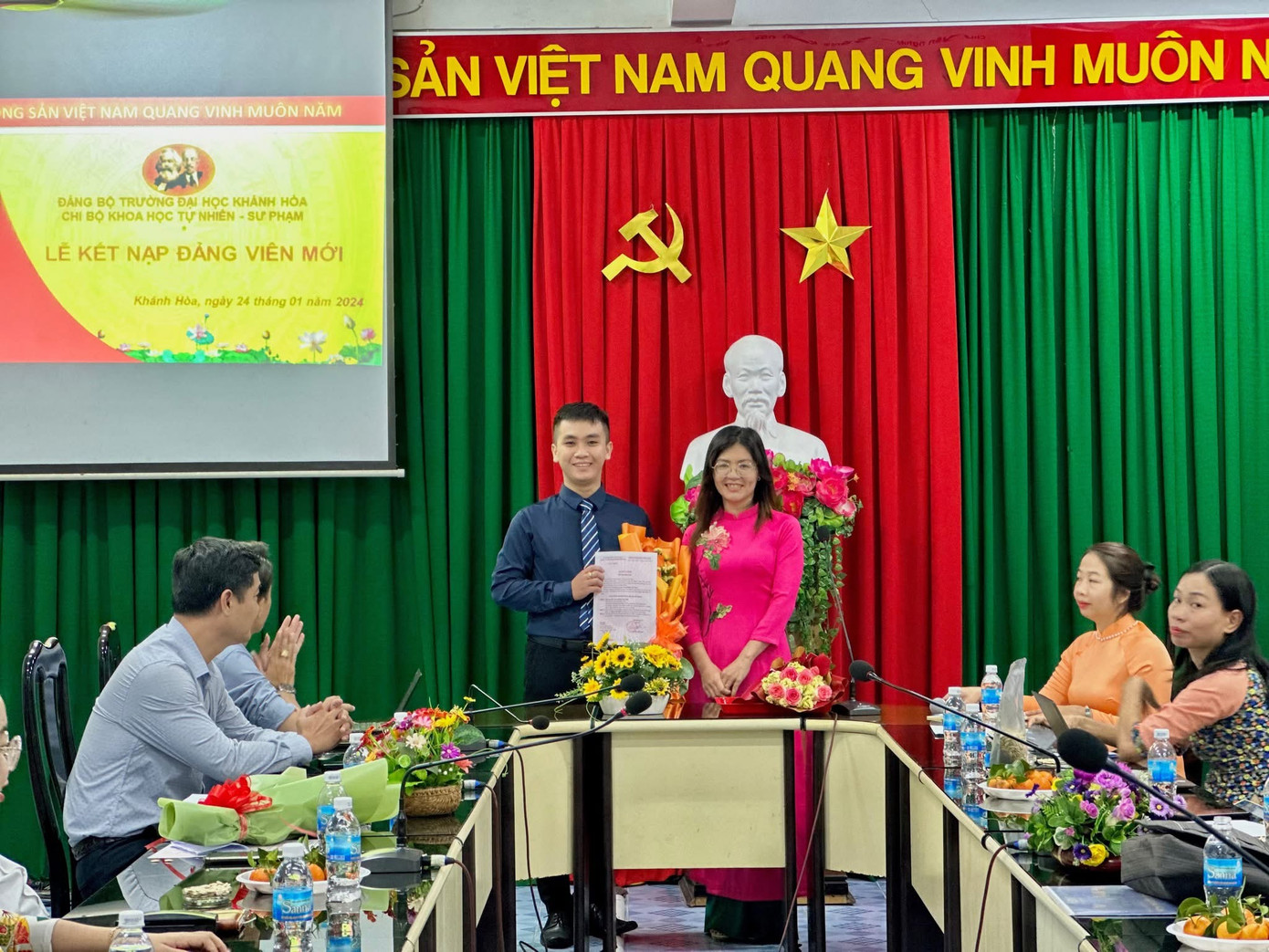 Việt Tỉnh vinh dự được kết nạp Đảng Cộng sản Việt Nam. Việt Tỉnh vinh dự được kết nạp Đảng Cộng sản Việt Nam.