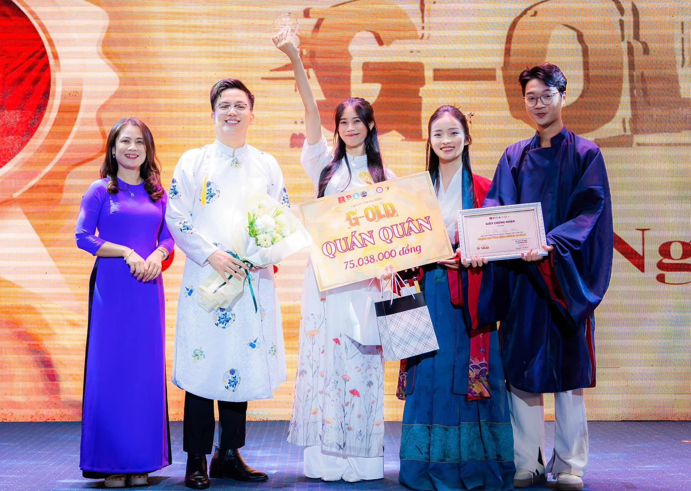 Vượt qua nhiều thí sinh“khủng”, Ngọc Ánh đã xuất sắc trở thành Quán Quân mùa 4 cuộc thi "Light on the mic". Vượt qua nhiều thí sinh“khủng”, Ngọc Ánh đã xuất sắc trở thành Quán Quân mùa 4 cuộc thi "Light on the mic".