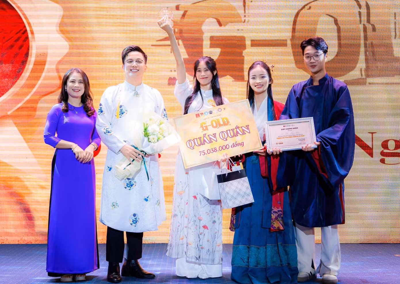 Vượt qua nhiều thí sinh“khủng”, Ngọc Ánh đã xuất sắc trở thành Quán Quân mùa 4 cuộc thi "Light on the mic". Vượt qua nhiều thí sinh“khủng”, Ngọc Ánh đã xuất sắc trở thành Quán Quân mùa 4 cuộc thi "Light on the mic".