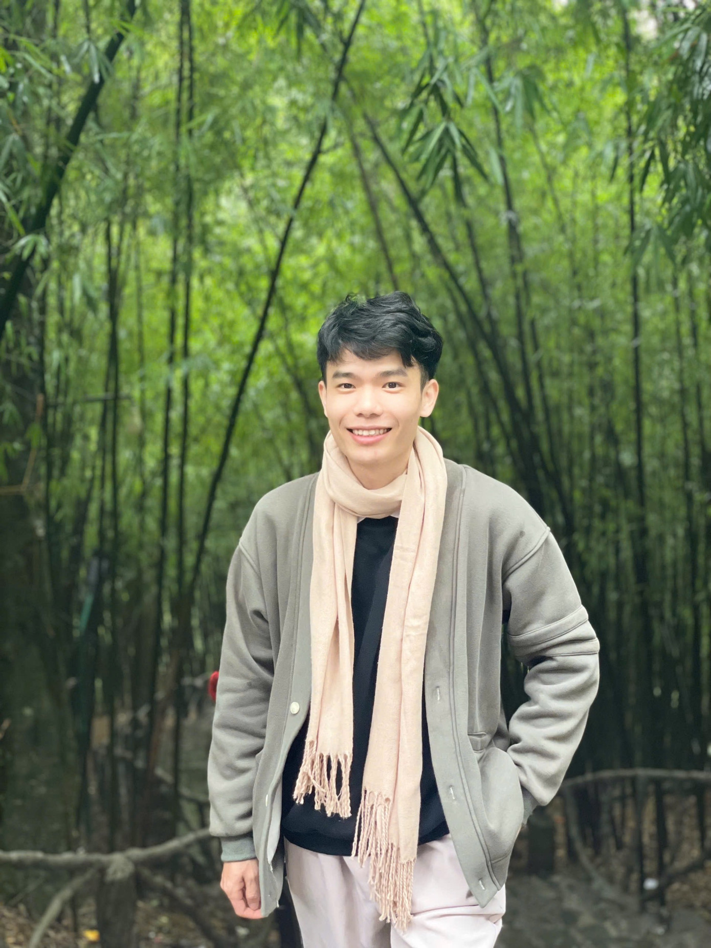 Nguyễn Đức Thuần (sinh năm 2001) tốt nghiệp Trường Đại học Luật Hà Nội. Chàng trai sinh ra và lớn lên tại huyện Đoan Hùng, tỉnh Phú Thọ.