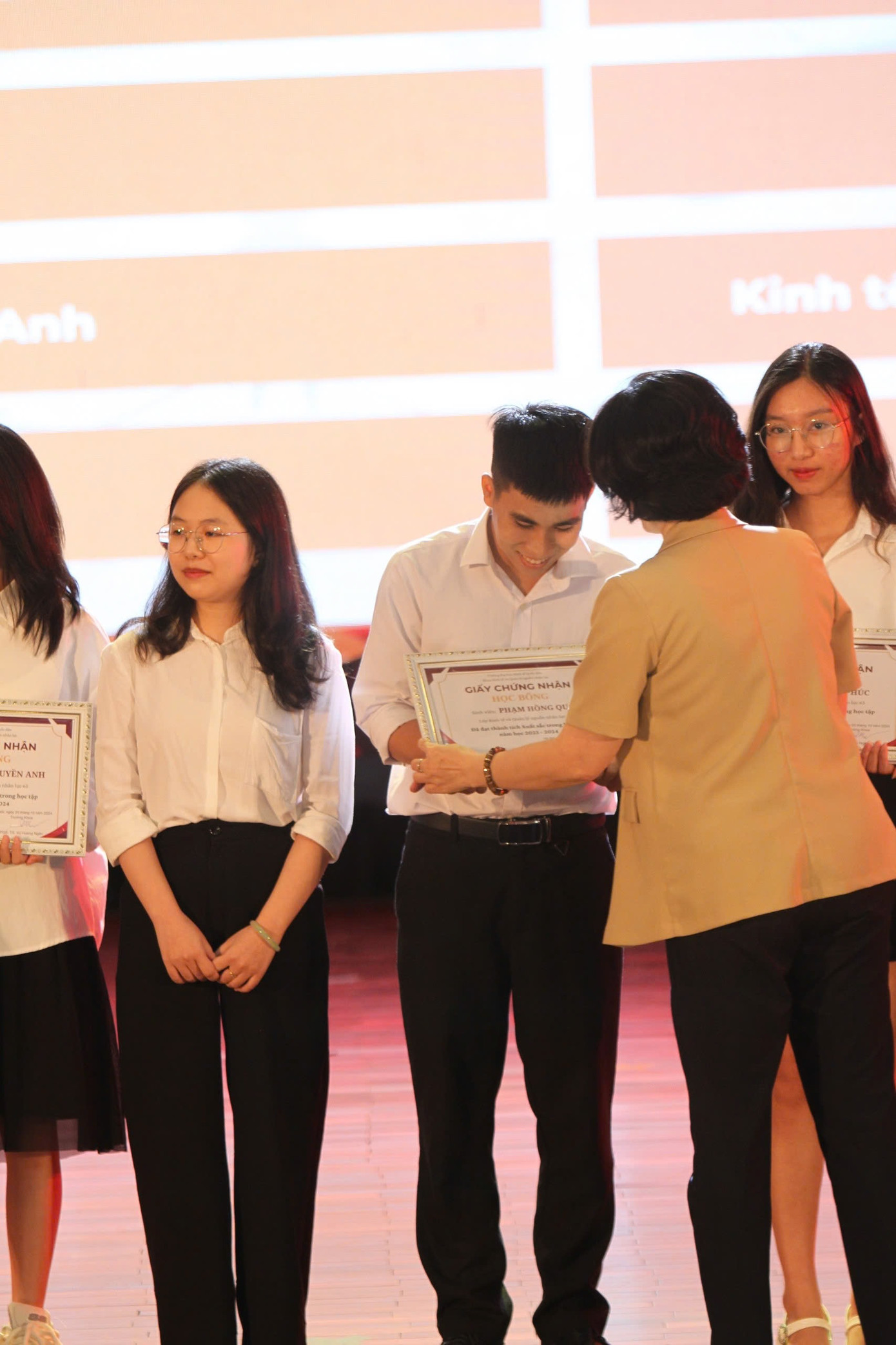 Hồng Quân được trao giấy chứng nhận.