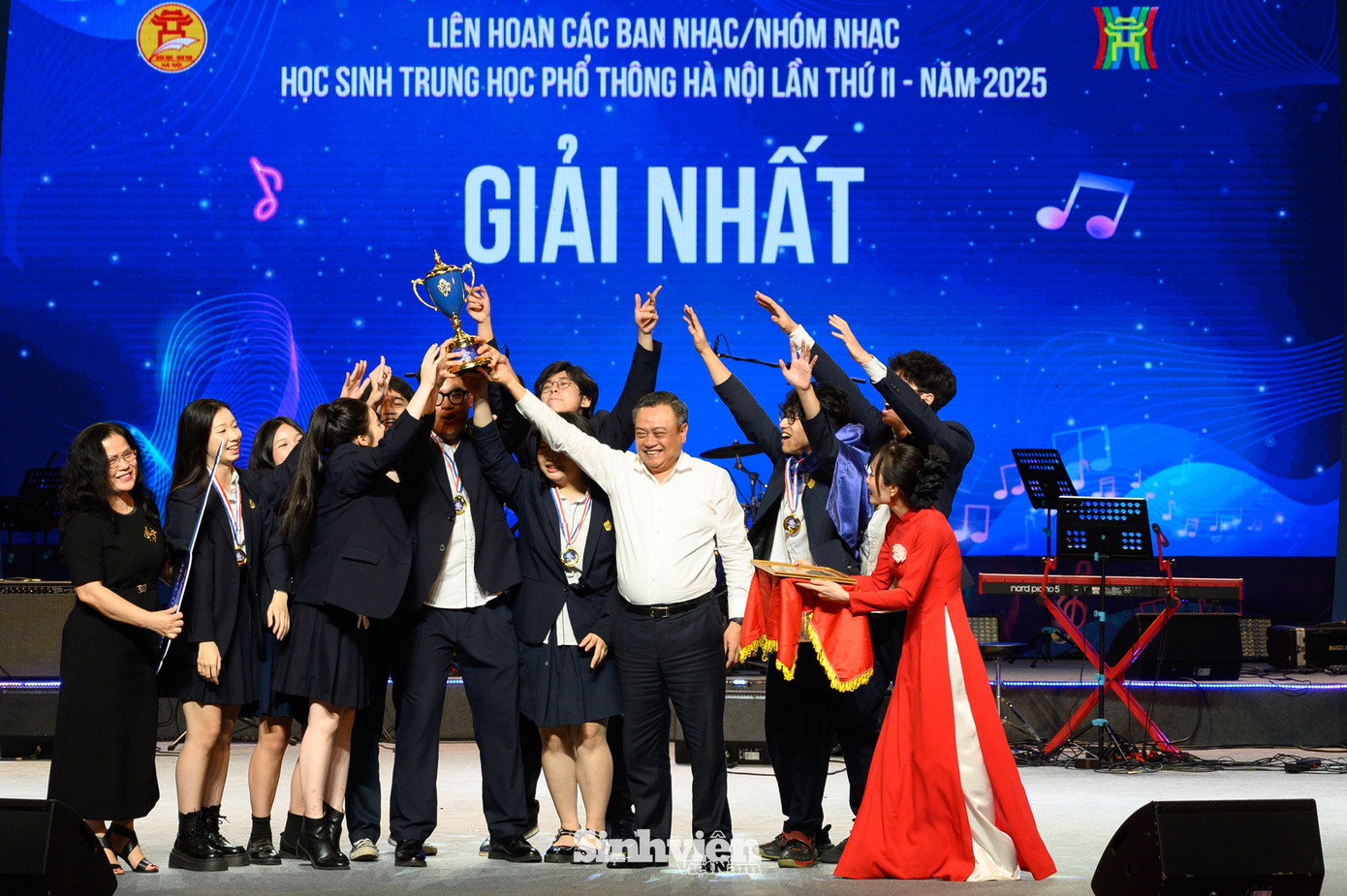 Chủ tịch UBND thành phố Hà Nội Trần Sỹ Thanh cùng Thứ trưởng Bộ GD&ĐT Nguyễn Thị Kim Chi đã cùng trao 2 giải Nhất danh giá cho ban nhạc đến từ Trường THPT Việt Đức và ban nhạc của Trường THCS&THPT Olympia.