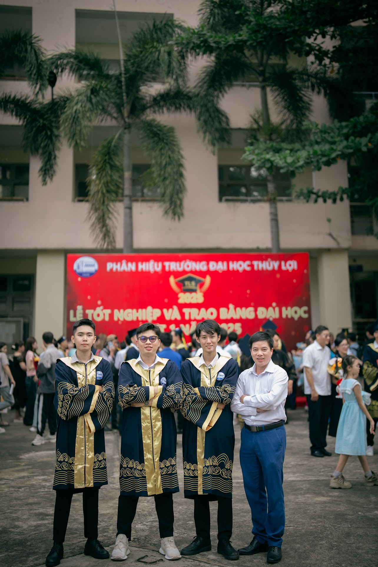 Minh Triệu chụp ảnh lưu niệm cùng Đội tuyển Olympic Vật lý năm 2022 và giảng viên hướng dẫn ThS. Nguyễn Đăng Tâm – Chủ tịch Công đoàn, Trưởng Bộ môn Khoa học Cơ bản tại Lễ tốt nghiệp. Minh Triệu chụp ảnh lưu niệm cùng Đội tuyển Olympic Vật lý năm 2022 và giảng viên hướng dẫn ThS. Nguyễn Đăng Tâm – Chủ tịch Công đoàn, Trưởng Bộ môn Khoa học Cơ bản tại Lễ tốt nghiệp.