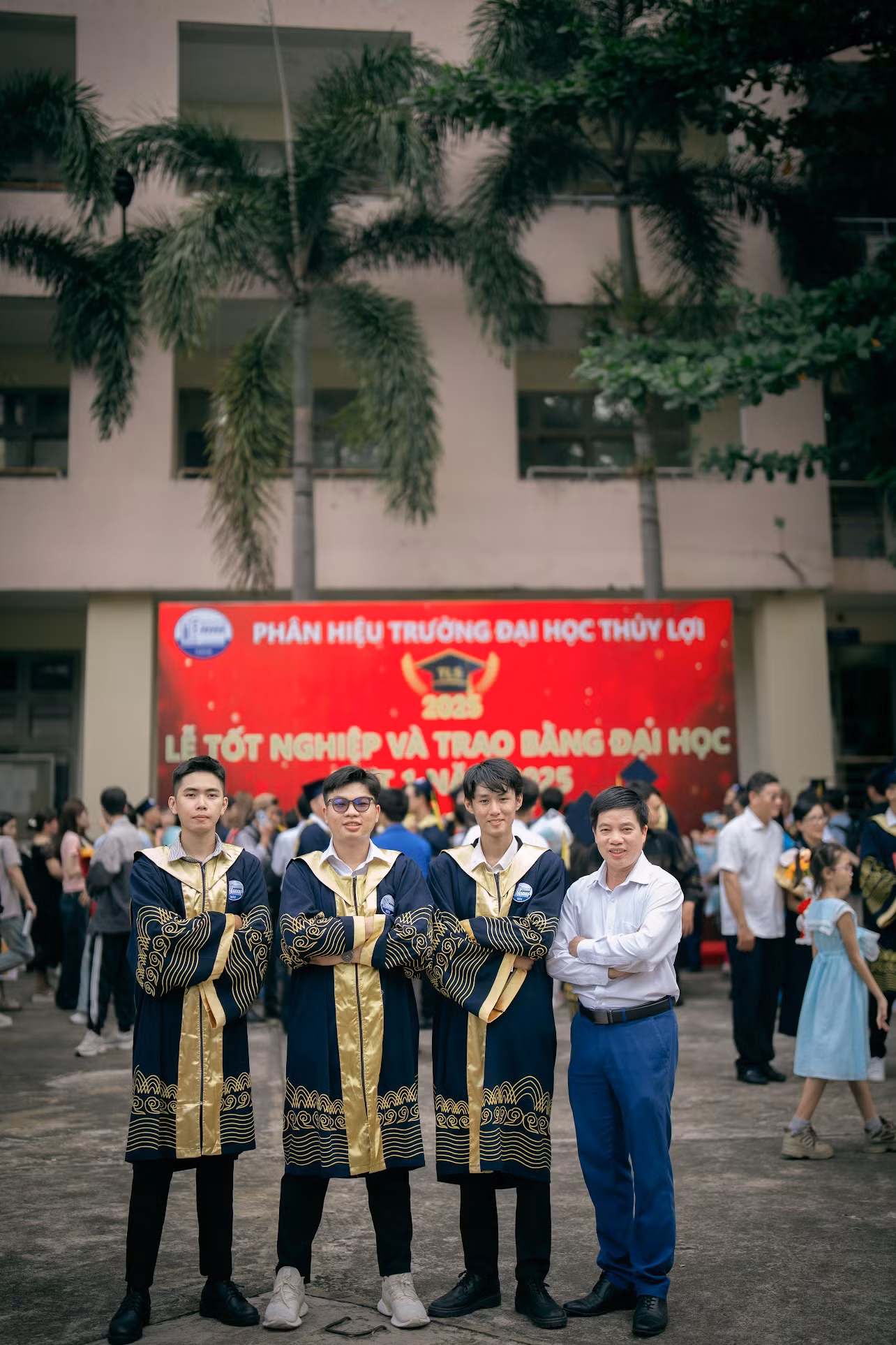 Minh Triệu chụp ảnh lưu niệm cùng Đội tuyển Olympic Vật lý năm 2022 và giảng viên hướng dẫn ThS. Nguyễn Đăng Tâm – Chủ tịch Công đoàn, Trưởng Bộ môn Khoa học Cơ bản tại Lễ tốt nghiệp. Minh Triệu chụp ảnh lưu niệm cùng Đội tuyển Olympic Vật lý năm 2022 và giảng viên hướng dẫn ThS. Nguyễn Đăng Tâm – Chủ tịch Công đoàn, Trưởng Bộ môn Khoa học Cơ bản tại Lễ tốt nghiệp.