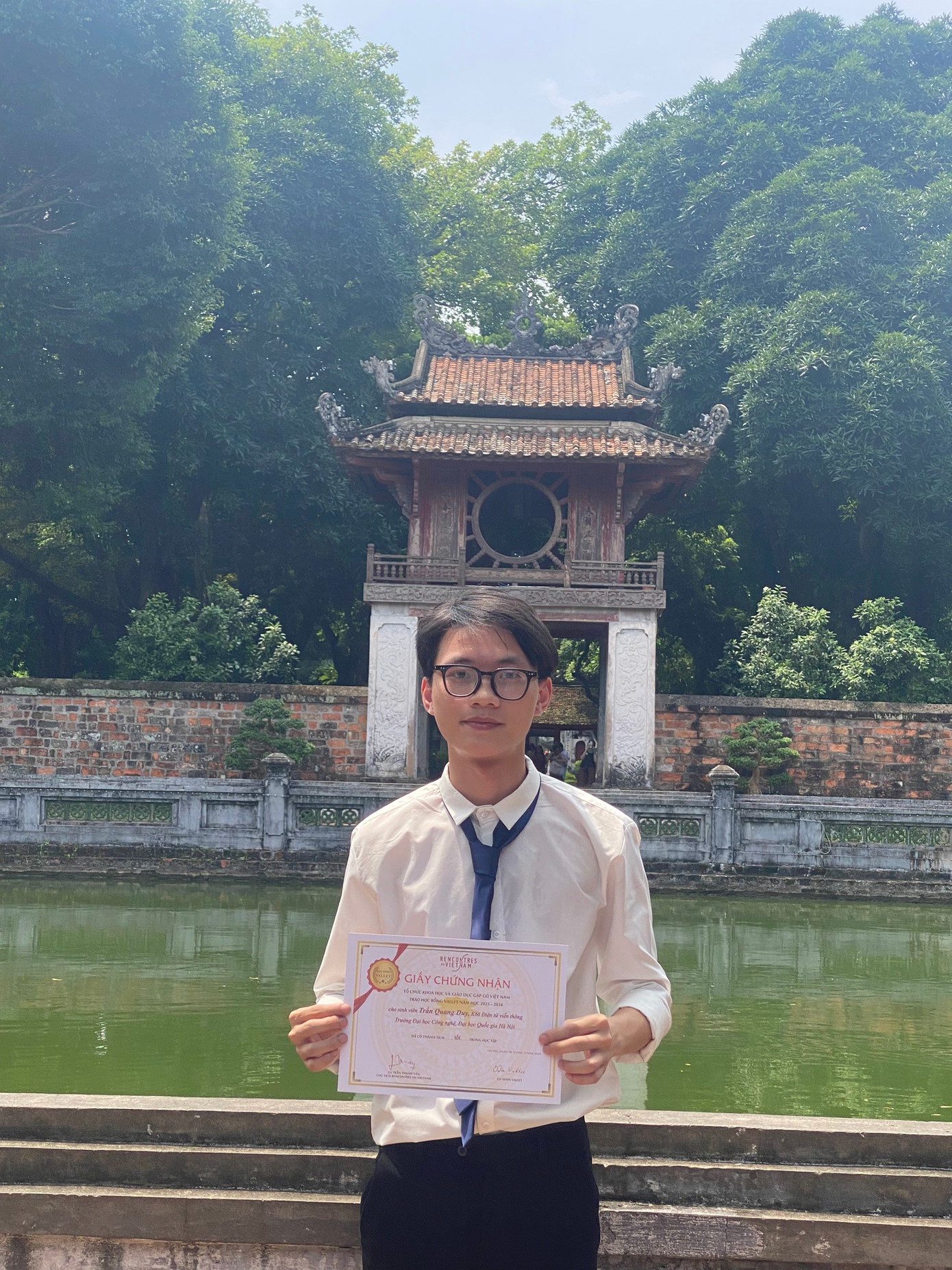 Nhờ sự nỗ lực không ngừng, Quang Duy đã xuất sắc giành được học bổng Vallet. Nhờ sự nỗ lực không ngừng, Quang Duy đã xuất sắc giành được học bổng Vallet.