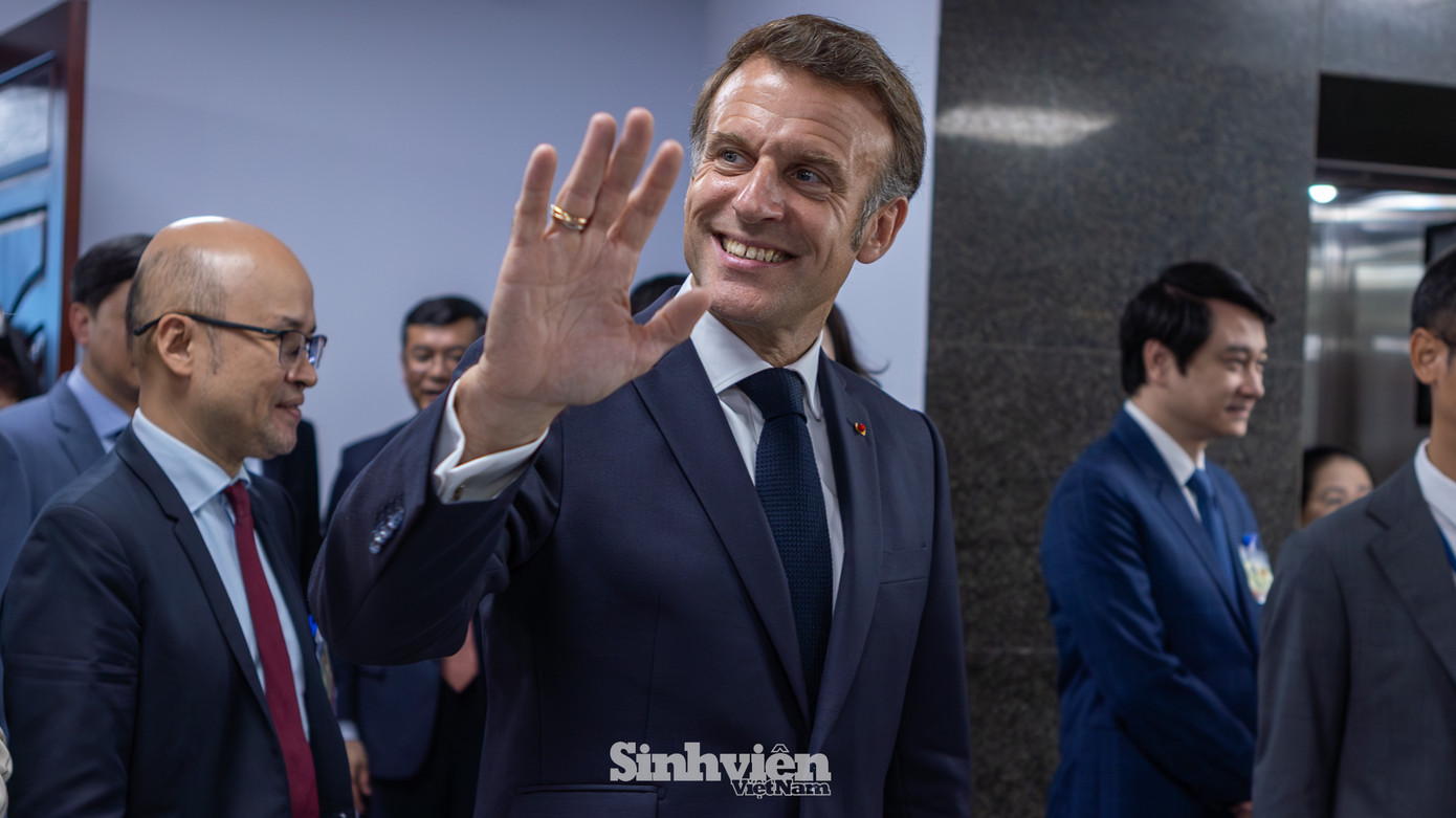 Tổng thống Emmanuel Macron tạm biệt các cán bộ, giảng viên, nhà khoa học và sinh viên.