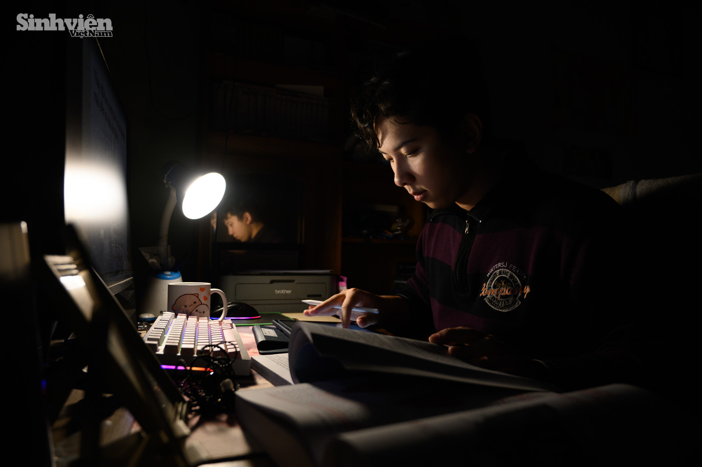 Đức chia sẻ: “Thường thì mình sẽ học đến khoảng 23h rồi nghỉ ngơi. Thời điểm kỳ thi cận kề, có hôm chỉ ngủ được mỗi 3 tiếng, thậm chí học thâu đêm. Nhưng vì là sinh viên Y, mình biết rằng những ngày tháng như thế này vẫn sẽ còn đi với mình mãi, học để cứu người mà."