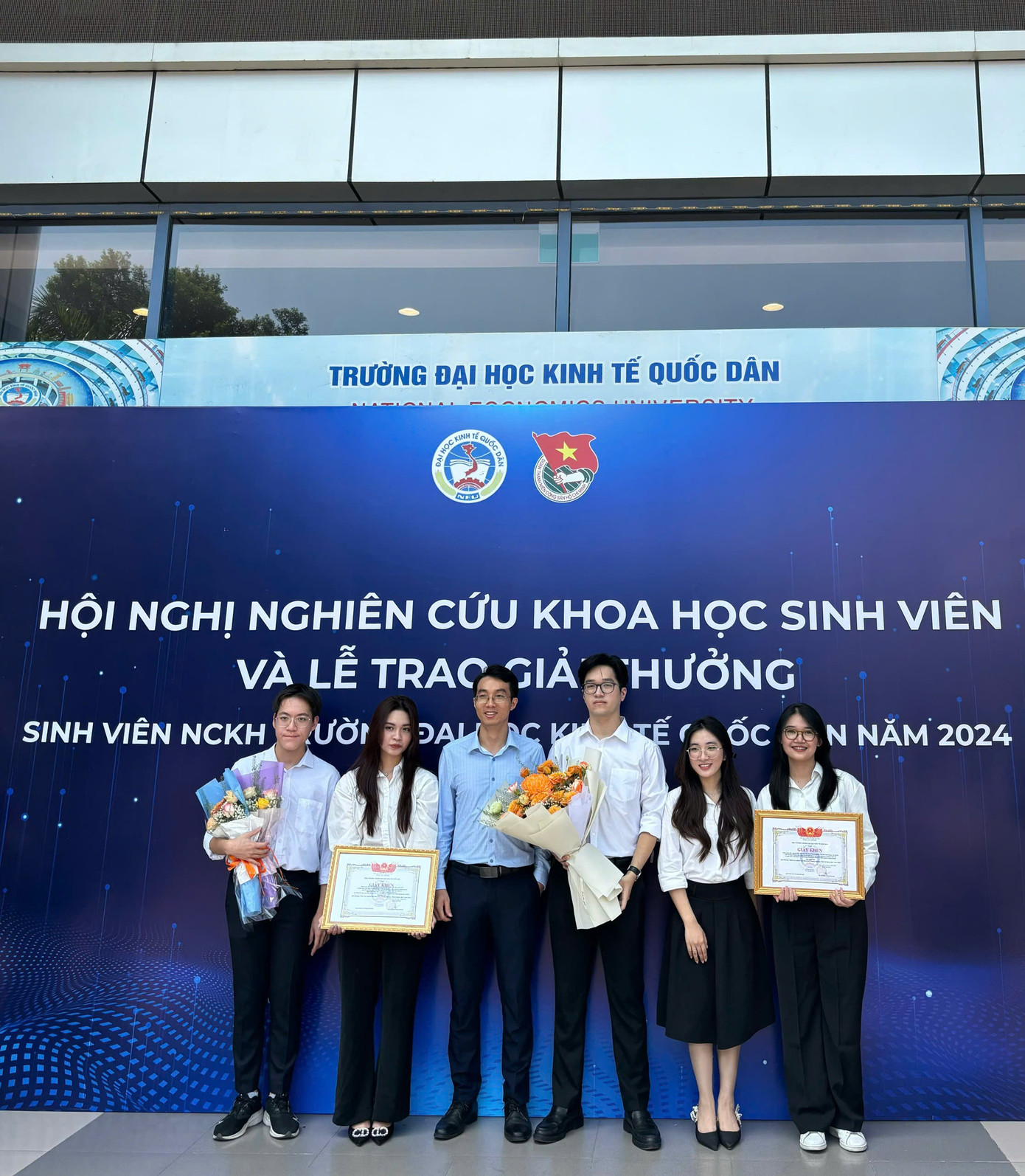 Ngọc Mai (thứ hai từ phải sang) nhận giải Nghiên cứu khoa học cùng nhóm.