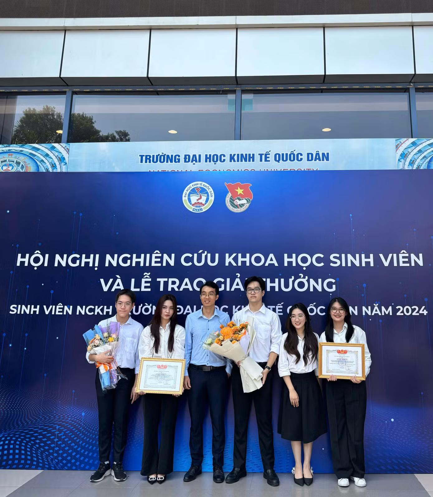 Ngọc Mai (thứ hai từ phải sang) nhận giải Nghiên cứu khoa học cùng nhóm. Ngọc Mai (thứ hai từ phải sang) nhận giải Nghiên cứu khoa học cùng nhóm.