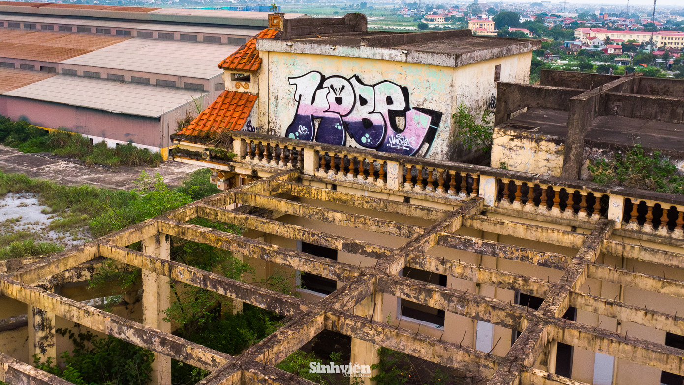 Tòa nhà chính hoang tàn, xuất hiện hình vẽ graffiti trên nóc, bên trong khuôn viên trường còn xuất hiện khu nhà xưởng, tuy nhiên nơi này cũng chung cảnh hoang hoá.