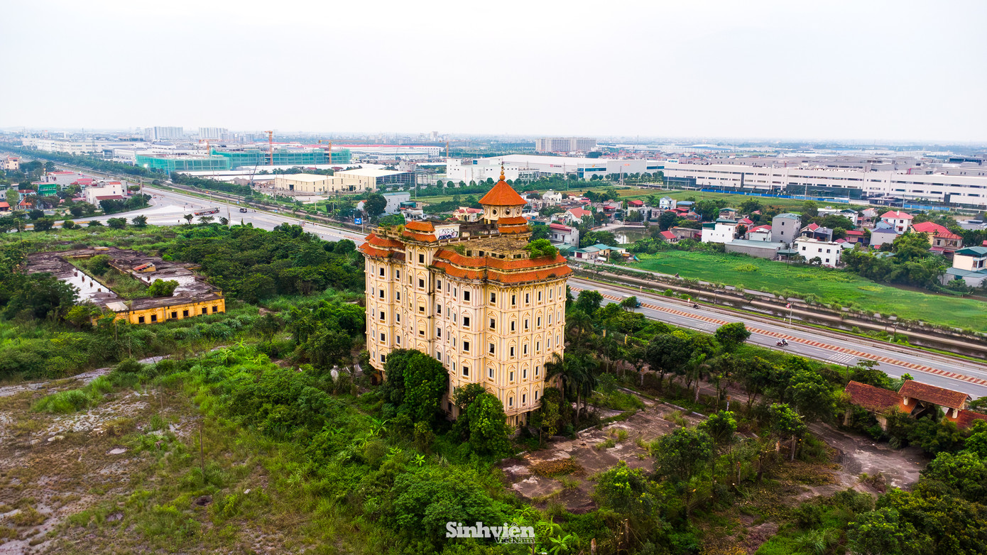 Thành lập từ năm 2007 theo mô hình tư thục, Trường Đại học Hà Hoa Tiên tọa lạc tại vị trí đắc địa ngay mặt Quốc lộ 1A, thuộc thị xã Duy Tiên, tỉnh Hà Nam, nay là tỉnh Ninh Bình. Với quy mô lớn và cơ sở vật chất được đầu tư kiên cố, trường từng công bố tuyển sinh khoảng 2.000 sinh viên mỗi năm, hứa hẹn trở thành một môi trường học tập hiện đại.