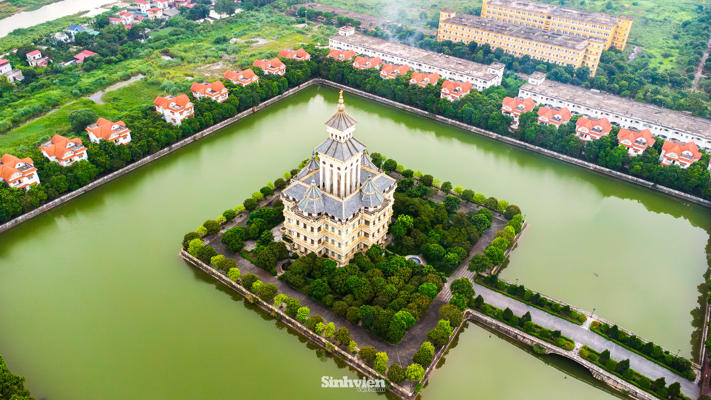 Theo công bố tháng 2/2025 của Cục Thuế tỉnh Hà Nam, cả Trường Đại học Hà Hoa Tiên và đơn vị chủ quản là Công ty Cổ phần Hà Hoa Tiên đều đứng đầu danh sách nợ thuế, với số nợ lần lượt là hơn 58 tỷ và hơn 28 tỷ đồng, tiếp tục tăng đáng kể so với năm trước. Đáng nói, đây là các khoản nợ thuộc diện đã bị cưỡng chế nhưng bất thành.