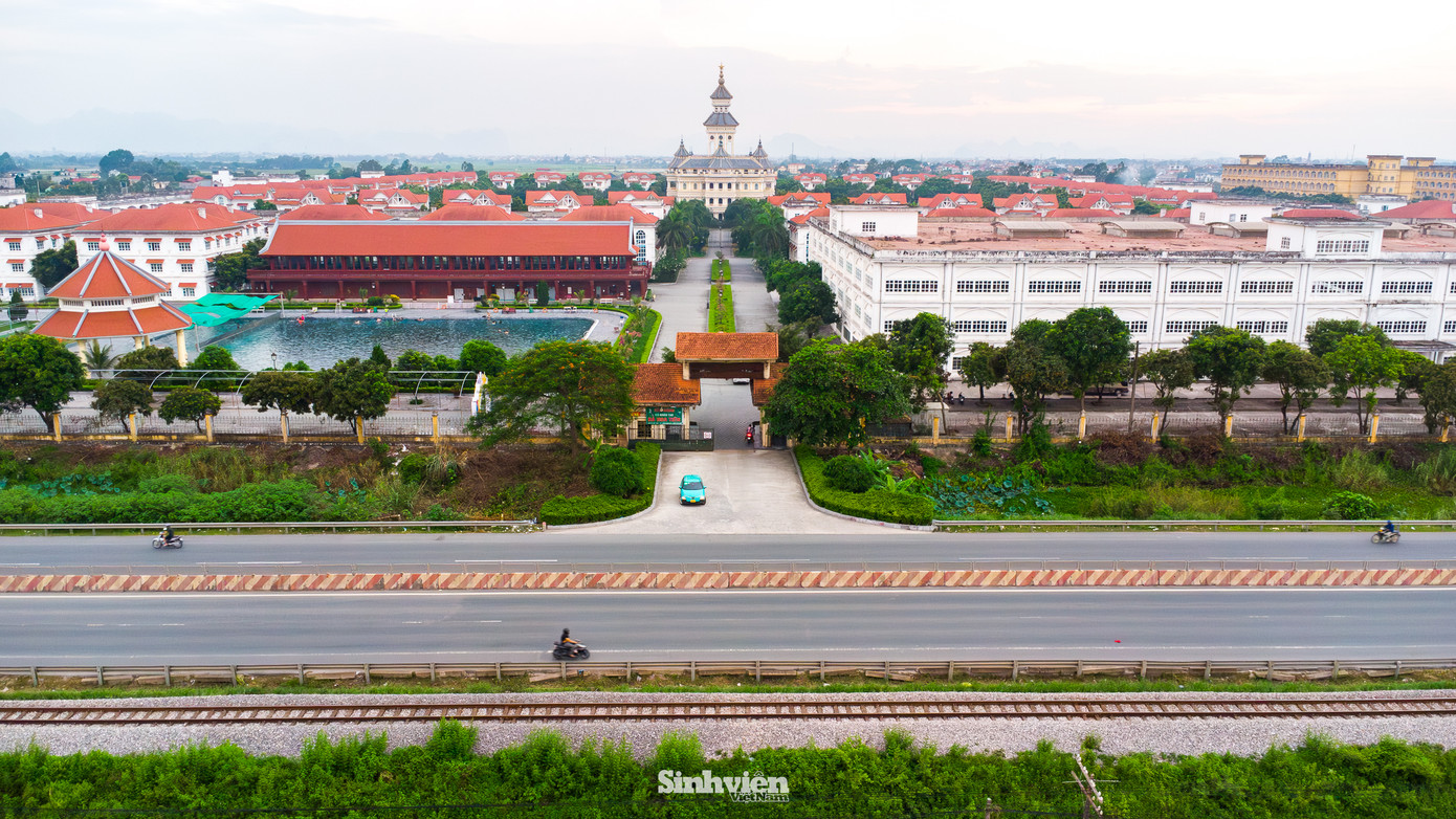 Một phần khu đất lại được khai thác thương mại với dịch vụ cho thuê phòng trọ, bể bơi và sân bóng.
